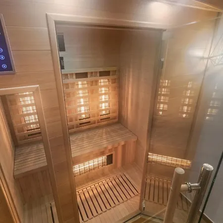 Renove Avec Vue Panoramique Et Sauna דירה